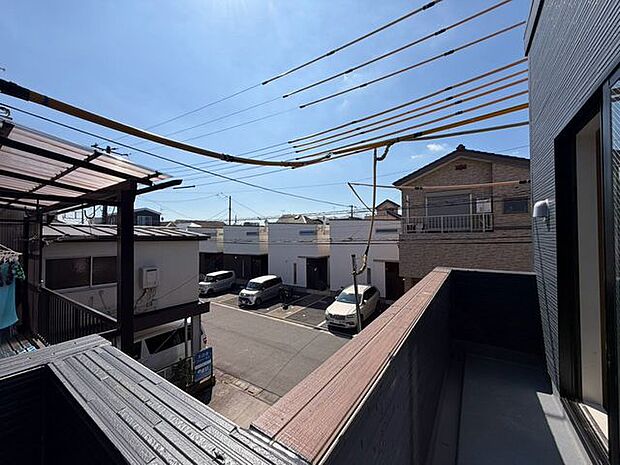 バルコニーからの眺望です。隣接する建物とは距離が離れているので2階でもしっかりと太陽の光が差し込みます。家族の洗濯物やお布団を干してすっきりとした毎日を過ごしましょう。