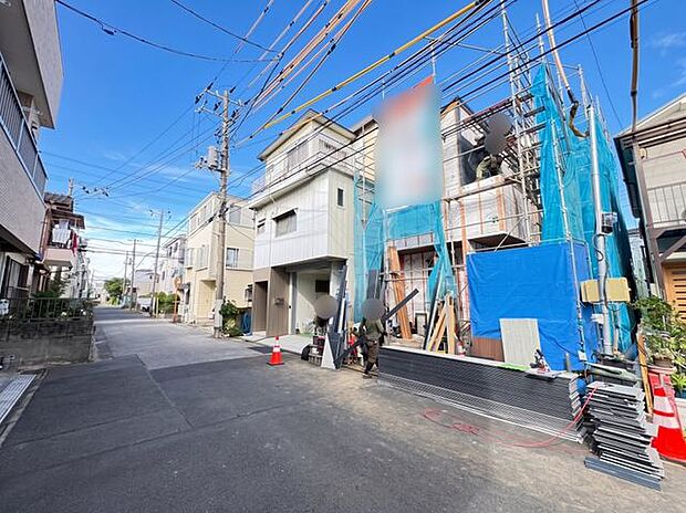 外観前面道路は幅員約6mの公道に面しており、車の通行や出入りもスムーズに行えるゆとりのある道路環境です。車同士のすれ違いもしやすいため、日常の車利用や来客時にも安心してご利用できます。