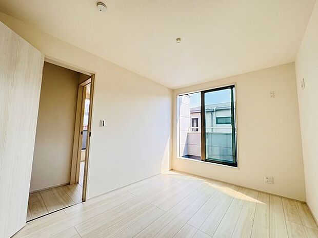 【寝室】主寝室としてゆとりを持って活用できる室内空間。収納力に優れたクローゼットを活用することで室内を広く使え、毎日を落ち着いた雰囲気の中で快適に過ごせる環境をご家族へ届けます。