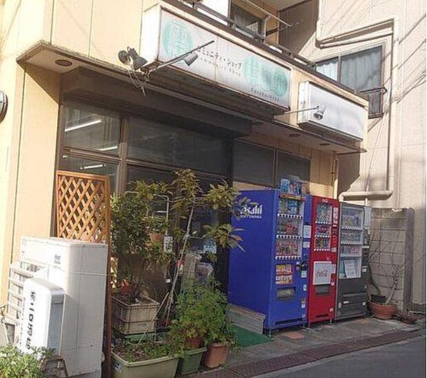 コミュニティショップ二口屋 欲しいものが欲しい時に手に入る“街の冷蔵庫”。こだわりのおにぎりやコーヒー、日用品まで揃います。 334m