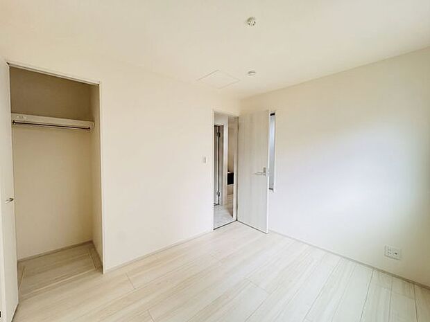 【寝室】3階に位置する6.0帖の洋室はプライベート感あふれる穏やかな空間。ウォークインクローゼットを備え、衣類や大きな荷物もスッキリ収納でき、心地よい眠りと朝の爽やかな目覚めを力強くサポートします。