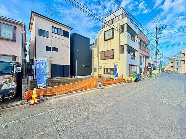 敷地周辺には住宅が建ち並び、落ち着いた街並みが広がっています。前面道路から周辺の様子も見渡しやすく、住まいの立地環境を確認しやすい写真です。