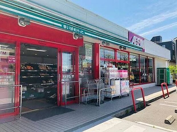 まいばすけっと鹿骨1丁目店 スーパーが周辺にあり毎日の買い物に便利な環境です。普段の食材の買い足しから生活用品の購入まで済ませやすく、忙しい日々の暮らしを身近な場所からサポートしてくれます。 270m