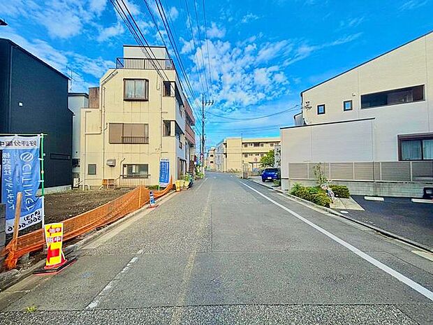 前面道路から敷地と建物を確認できる写真。駐車スペースへの出入りがイメージしやすく、実際に現地を訪れた際の動線も確認しやすい構図になっています。