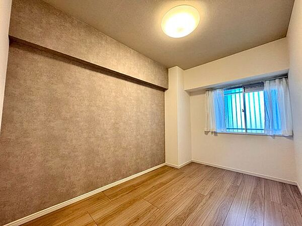在宅ワークや趣味の部屋としても使いやすい洋室。落ち着いた雰囲気の空間で、周囲を気にせず集中できる環境が整っています。ライフスタイルに合わせて柔軟に使える一室です。