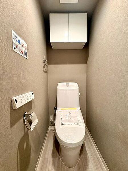 温水洗浄便座付きトイレは、季節を問わず心地よい使い心地で、毎日をより衛生的で快適にサポートしてくれます。お手入れもしやすく、清潔感のある空間を保てるのも魅力です。