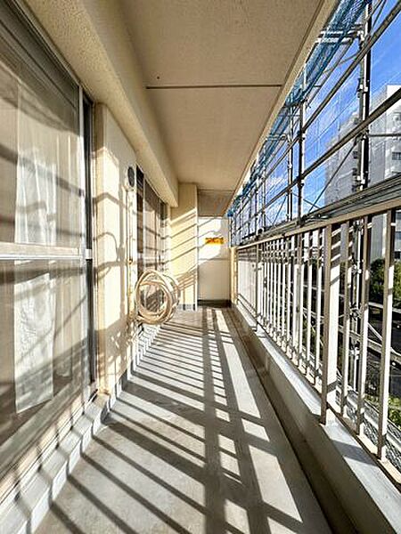 広々としたバルコニーは陽当たり・通風ともに良好で、洗濯物も気持ちよく乾かせます。開放感のある空間で、外の空気を感じながらリフレッシュできる、ゆとりあるスペースとしても活用可能です。