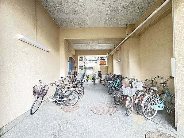 敷地内に駐輪場を完備しており、通勤・通学やお買い物にも便利な環境です。整理整頓された使いやすいスペースで、大切な自転車を安心して保管可能。暮らしやすさに配慮された共用設備です。
