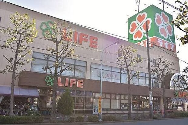 ライフ鹿骨店 スーパーが周辺にあり毎日の買い物に便利な環境です。普段の食材の買い足しから生活用品の購入まで済ませやすく、忙しい日々の暮らしを身近な場所からサポートしてくれます。 300m