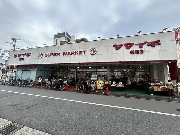 ヤマイチ鹿骨店 スーパーが周辺にあり毎日の買い物に便利な環境です。普段の食材の買い足しから生活用品の購入まで済ませやすく、忙しい日々の暮らしを身近な場所からサポートしてくれます。 360m