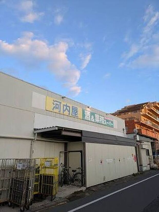 業務スーパー鹿骨店 スーパーが周辺にあり毎日の買い物に便利な環境です。普段の食材の買い足しから生活用品の購入まで済ませやすく、忙しい日々の暮らしを身近な場所からサポートしてくれます。 650m