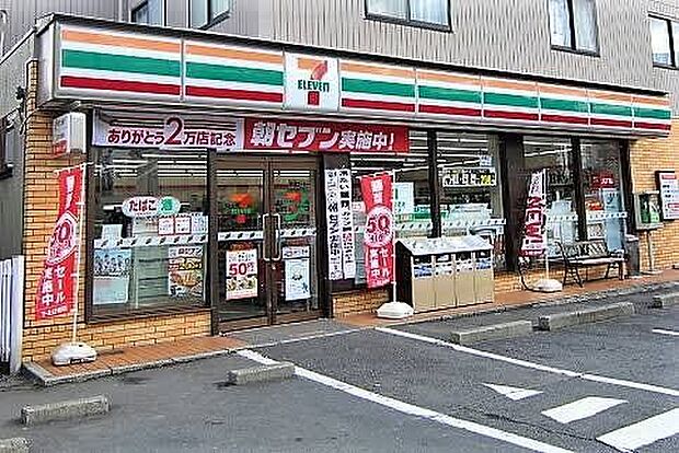 セブンイレブン江戸川鹿骨一丁目店 欲しいものが欲しい時に手に入る“街の冷蔵庫”。こだわりのおにぎりやコーヒー、日用品まで揃い、24時間いつでも頼れる生活のすぐそばにある安心と便利の象徴です。 170m