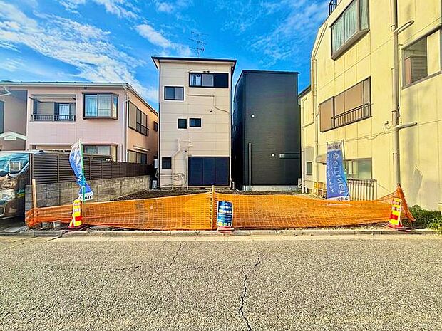 落ち着いた色合いでまとめられた外観が印象的な住まい。建物正面から全体を見渡せる構図で、周囲の街並みに馴染むすっきりとした佇まいが魅力です。
