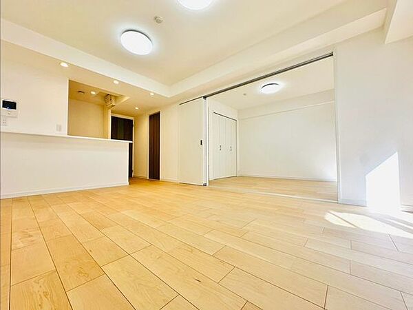 (同社施工例）リビングは明るく開放感があり、風通しや日当たりの良さが魅力の空間です。自然光が心地よく差し込み、日中は照明に頼る時間も少なく快適に過ごせます。家族みんながくつろげる心地よい間取りです。