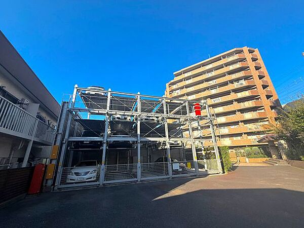 敷地内には駐車場が設けられており、車を利用するご家庭にも便利な環境です。建物の外観を見渡せる位置にあり、周辺道路から敷地内への動線も分かりやすい配置となっています。