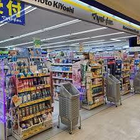 マツモトキヨシニッケコルトンプラザ店 徒歩34分。日用品から医薬品、食品、化粧品までが一度に揃う頼れる存在。忙しい中でついで買いができる便利さと地域に根ざした嬉しい暮らしの強い味方です。 2650m