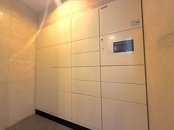 共用部には宅配ボックスを設置。不在時でも荷物の受け取りができます。ボックスサイズも大～小とあり、ネットショッピング等もスムーズ