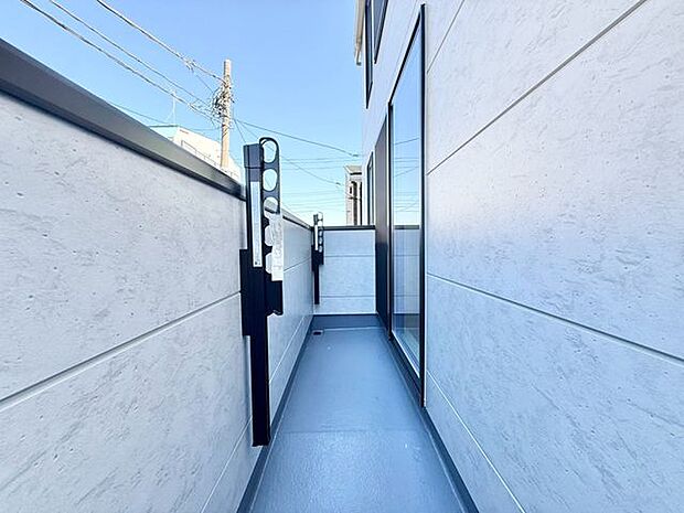ゆとりある専用庭は、ガーデニングや家庭菜園、お子さまの遊び場など多彩な用途で活用できます。開放感があり、戸建て感覚で四季の移ろいを身近に感じられる魅力的な空間です。