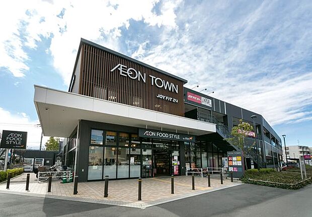 イオンタウン市川大和田 1階にあるスーパーマーケット「ダイエー/イオンフードスタイル」がメインとなっています。深夜0時まで営業しており、仕事帰りなどの買い物に便利です。 730m