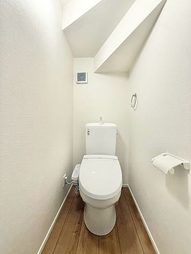 ウォシュレットのついた温水洗浄便座のトイレです。暖房便座、脱臭、乾燥機能などを搭載し、トイレットペーパーの使用量を減らして清潔を保ちます。