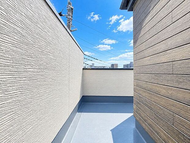 2面バルコニーで2つの方角の日当たりになります。全部屋に面し、日中は電気をつけなくても明るい部屋になるでしょう♪洗濯物もたくさん干せるので広いバルコニーは嬉しいです!