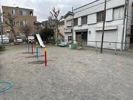 都疎中央公園 アクセスが良く、園内には長い滑り台やピクニックができる芝生の円形広場があります。 250m