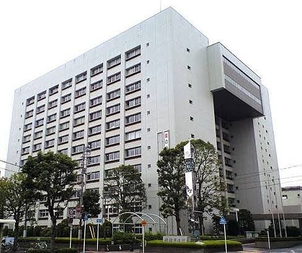 船橋市役所 各種行政手続きや証明書の取得などに利用できる便利な施設。暮らしを支える身近な公共施設として安心です。 720m