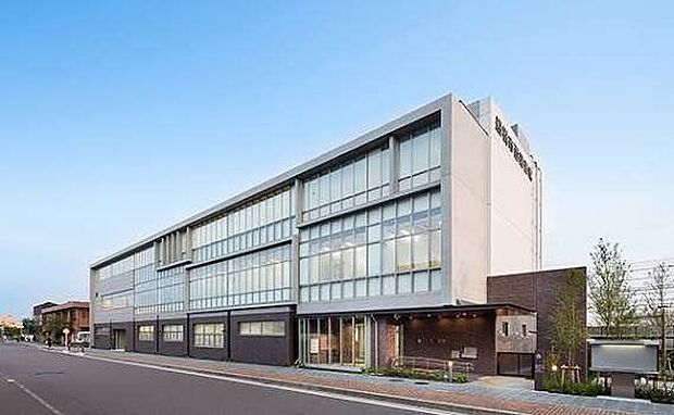船橋市中央図書館 地域住民に親しまれる図書館。読書や学習スペースとして利用できるほか、幅広い世代が気軽に利用できる便利な公共施設です。 1160m