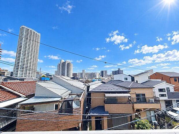 優しい風が感じられる開放感あるバルコニー。気持ちの良い眺望はこのお部屋の自慢です。青空を眺めながら一息つける環境で、心地いい毎日を過ごせそうですね♪