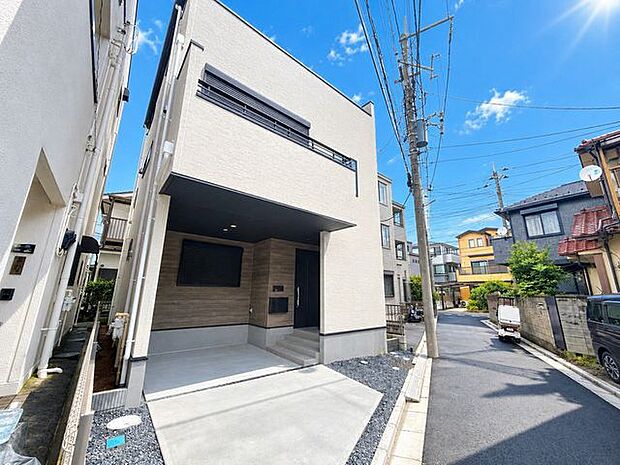 周辺は落ち着いた住宅街で、前面道路も整備された暮らしやすい住環境。陽当たりもよく明るく開放感のある住まいです♪