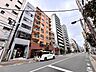外観：落ち着いた色合いの外壁でまとめられたマンションで、周囲の建物と調和した外観です。前面道路からエントランスへ向かう動線も分かりやすく、すっきりとした佇まいです。