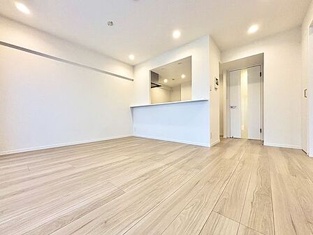 ホワイトで統一された部屋は清潔感やラグジュアリーな雰囲気を演出します。さらに、部屋を明るく広く見せてくれるのでどんな家具も合わせやすく、居心地のいい空間になります♪