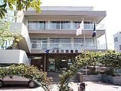 江戸川区立小松川図書館 徒歩12分。静かな環境で勉強や読書に集中できるほか、無料で多様な資料や情報が利用でき、家族みんなの学びや趣味が広がります。 900m
