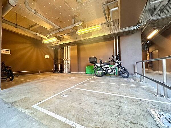 敷地内にはバイク置き場が設けられており、バイクを所有している方にも便利な共用スペースです。屋根のある場所に駐輪でき、日常の移動や通勤などでバイクを利用する際にも使いやすい環境です。