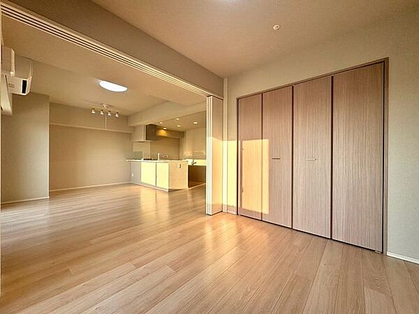 木目調の建具が温かみを演出する居室です。リビングとのつながりを感じられる間取りで、寝室はもちろん書斎やワークスペースなどライフスタイルに合わせて活用できます。