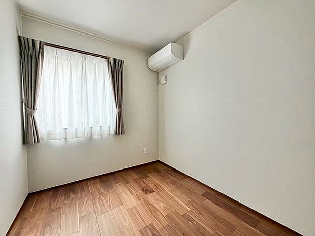 ストレージルームやお子様部屋、書斎など収納部屋としても集中して作業する部屋としても多方面で活躍してくれます。収納とクローゼットもあるので室内を広く、有効的にお使いいただけます。