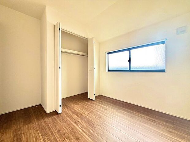 ストレージルームやお子様部屋、書斎など収納部屋としても集中して作業する部屋としても多方面で活躍してくれます。収納とクローゼットもあるので室内を広く、有効的にお使いいただけます。
