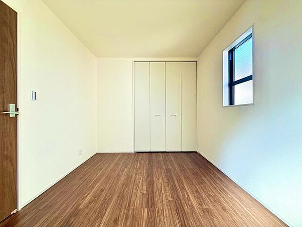 洋室はシンプルで使い勝手の良い設計。主寝室や子ども部屋、書斎など、ライフスタイルに合わせて柔軟にお使いいただけます。落ち着いた色合いと心地よい採光で、ゆったりと過ごせるプライベート空間に仕上げました。