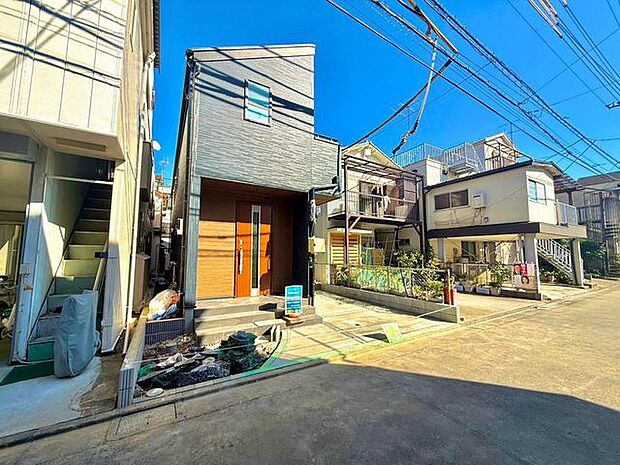 前面道路は幅員約6mの公道に面しており、車の通行や出入りもスムーズに行えるゆとりのある道路環境です。車同士のすれ違いもしやすいため、日常の車利用や来客時にも安心してご利用できます。