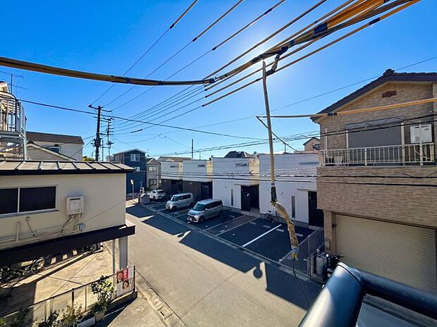 バルコニーからの眺望です。隣接する建物とは距離が離れているので2階でもしっかりと太陽の光が差し込みます。家族の洗濯物やお布団を干してすっきりとした毎日を過ごしましょう。