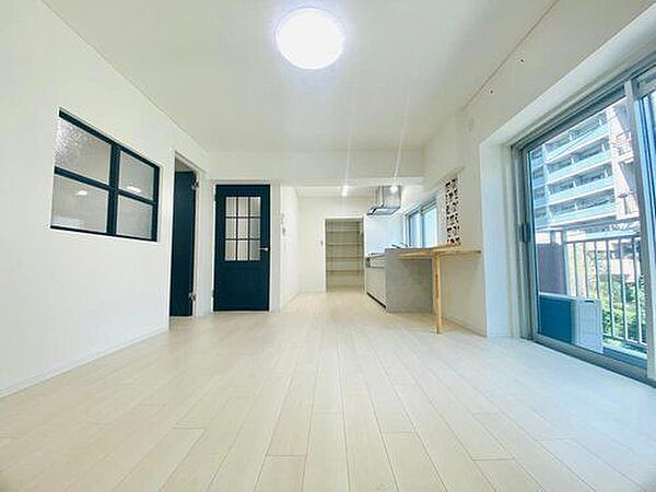 インテリアのアクセントになる室内窓がございます♪リビングからの自然な光を取り込み。部屋の閉塞感をやわらげ、家族の気配が程よく感じられます♪