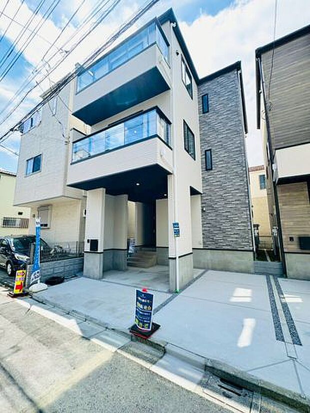 スタイリッシュなデザインが印象的な外観。モダンなフォルムと落ち着いた色合いが調和し、洗練された住まいを演出しています。駐車スペースも確保されており、利便性とデザイン性を兼ね備えた邸宅です。