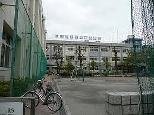 江戸川区立平井小学校まで徒歩6分。お子様が無理なく通学できる距離にあり、毎日の送り出しや見守りにも安心感のある立地です。 410m