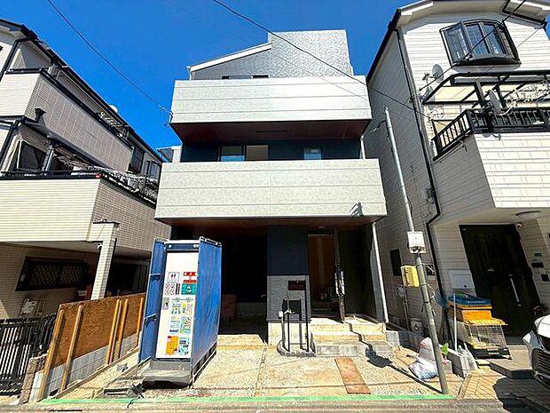 リビング階段なので家族が顔を合わせることが多くなり、家族のコミュニケーションが深まります。子供が自室に行く前にLDKを通ることになるので安心です。