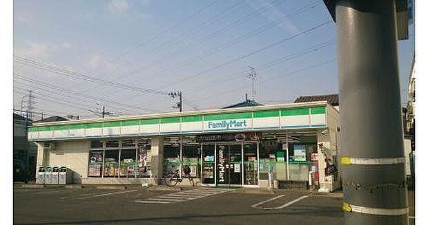 ファミリーマート南花畑店まで317m  24時間いつでも買い物ができ、ATMや公共料金の支払い、宅配サービスなど暮らしに必要な用事を一ヶ所でサッと済ませられるのが魅力です。また、夜間でも人通りがあるこ