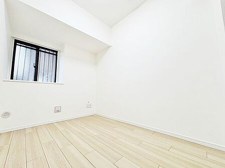 ストレージルームやお子様部屋、書斎など収納部屋としても集中して作業する部屋としても多方面で活躍してくれます。収納とクローゼットもあるので室内を広く、有効的にお使いいただけます。