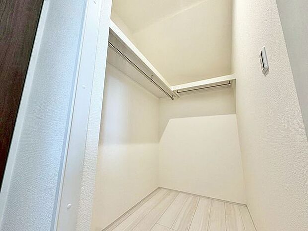 ウォークインクローゼットは、衣類をまとめてしまえるため管理がしやすいことがメリットです。衣類だけではなく、ファッションアイテムをすべて一ヶ所で収納できるため、出かける際の準備がしやすいです。