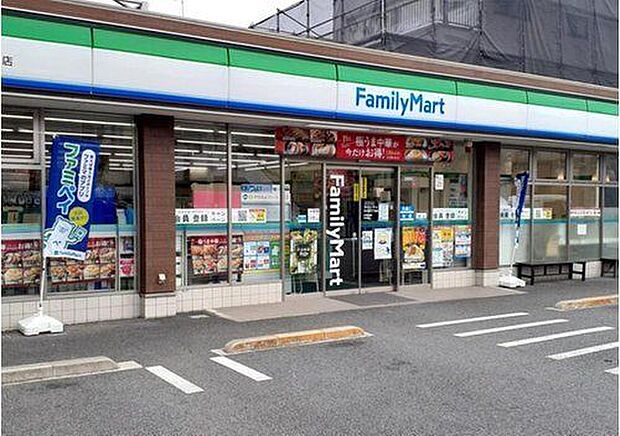 ファミリーマート北小岩六丁目店まで493m 24時間いつでも買い物ができ、ATMや公共料金の支払い、宅配サービスなど暮らしに必要な用事を一ヶ所でサッと済ませられるのが魅力です。また、夜間でも人通りがあ