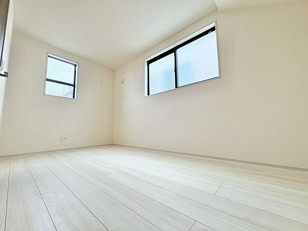明るい居室は落ち着いたくつろぐ空間になります。明るい日差しで目覚めることができ、作業や勉強、趣味に集中できる自室での自分時間を存分に楽しみましょう。