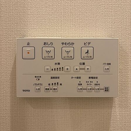 浴室設備の操作がしやすいリモコンを設置。湯温調整や各種機能を手軽に操作でき、快適なバスタイムを実現します。毎日の暮らしを便利に支える設備です。